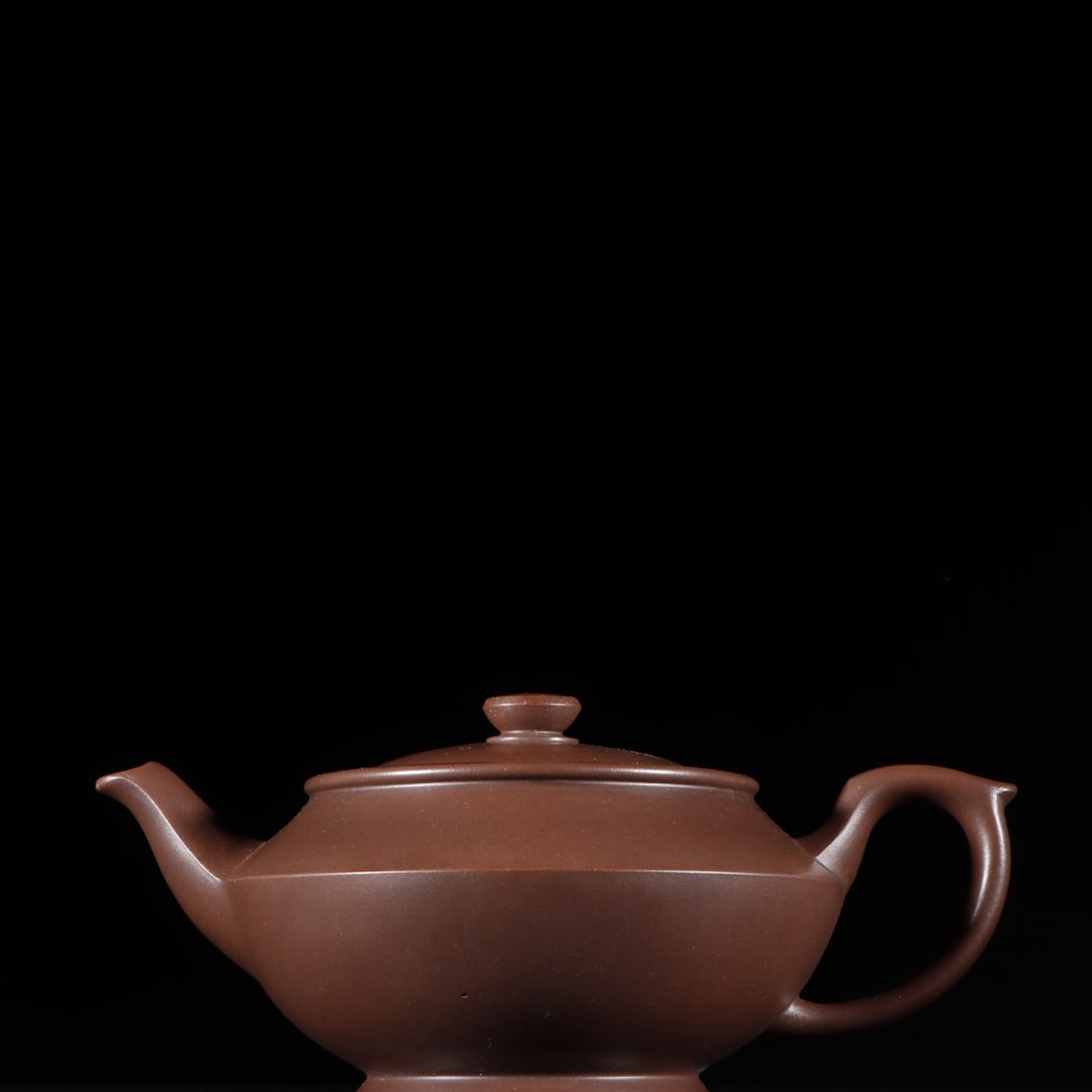 A piece of clay painting of the Qing Dynasty Shou Tao purple sand study brush wash style Shi Shen De: The clay painting of the Qing Dynasty is a longevity peach purple sand study, and the brush washing style is known to the Shende Hall Size: Mouth Diameter: 9.5 cm; Base Diameter: 13 cm; H: 6 cm (The