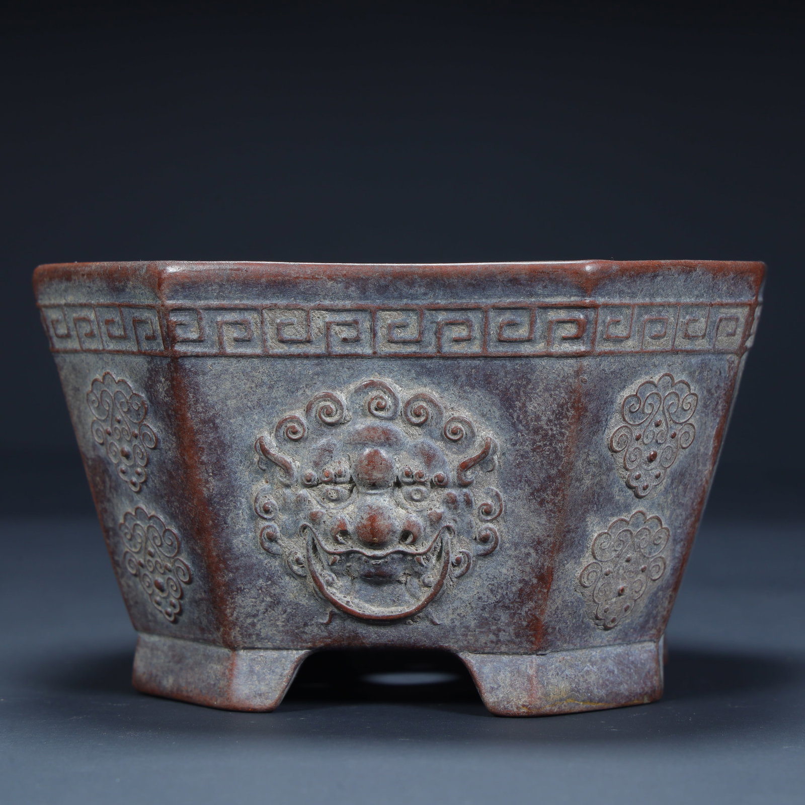 A purple sand hexagonal head pattern incense burner of the Qing Dynasty: Qing Dynasty purple sand hexagonal head incense burner Size:H:7cmxL:11.8cmxW:11.7cm W: 0.374kg (The Dimensions Of All Batches Are Manually Measured.If You Need More Detailed Information, Please Contac