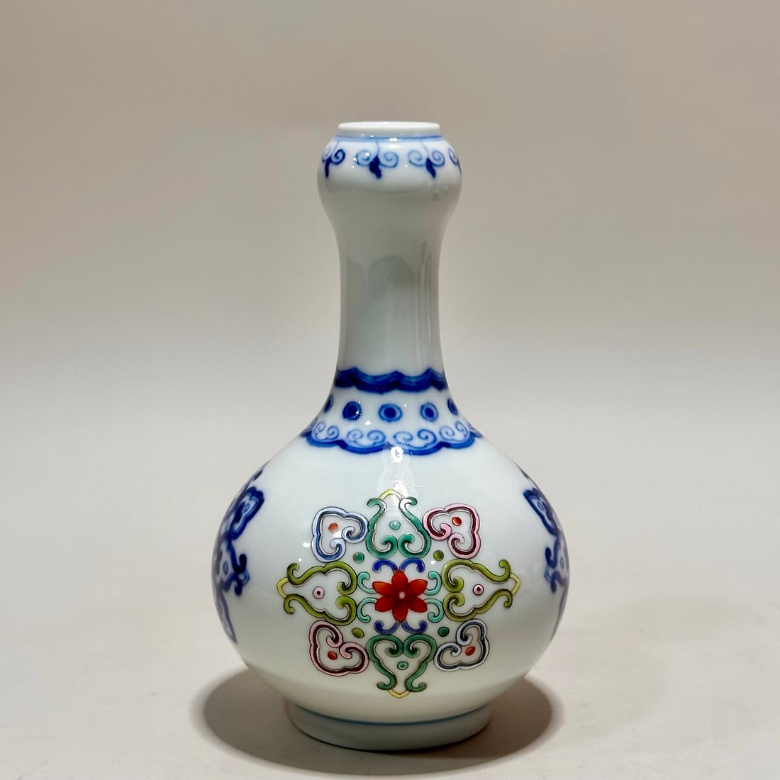 A blue and white garlic bottle from the Qing Dynasty: Qing Dynasty blue and white colorful garlic bottle Size:H:13.5cm Calibre:2.2cm Belly diameter:8.3cm Bottom:4.6cm (The Dimensions Of All Batches Are Manually Measured.If You Need More Detailed