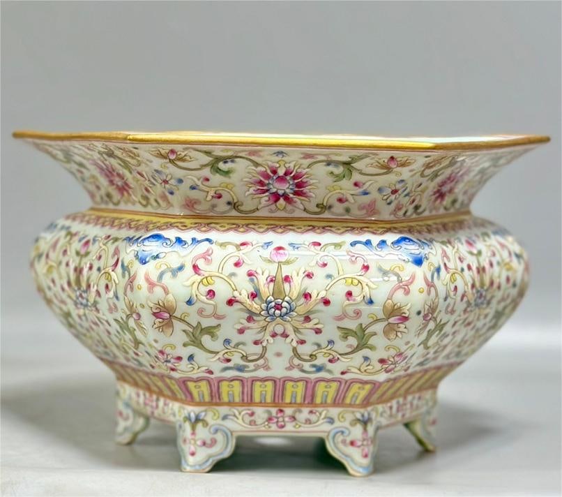 A hexagonal flower pot with a foreign color passionflower entwined pattern in the Qing Dynasty: Qing Dynasty foreign color passionflower entwined hexagonal flower pot Size:H:11.3cm Calibre:19cm (The Dimensions Of All Batches Are Manually Measured.If You Need More Detailed Information, Please Con