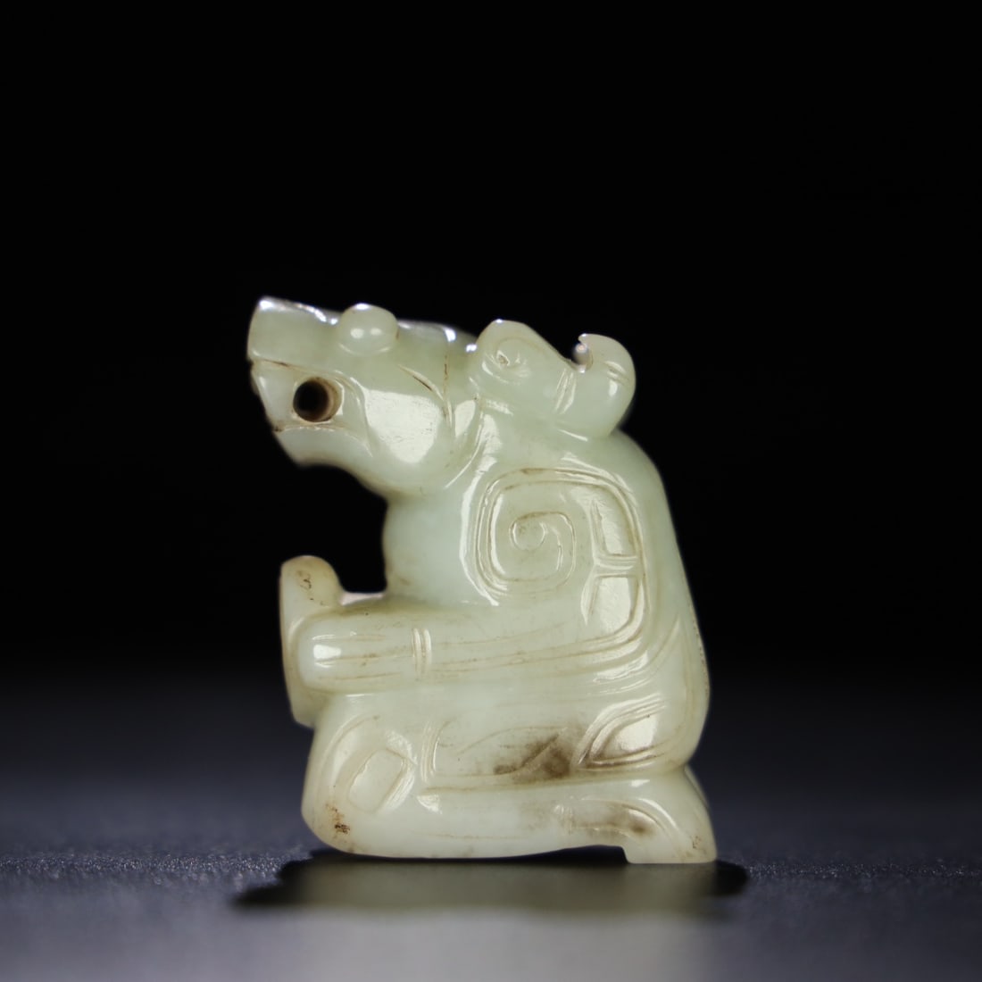 A beautiful Hetian jade Western Zhou auspicious beast: Exquisite Hetian jade Western Zhou auspicious beast Size:L:4.2cm W:2.6cm H:5.6cm W:0.115kg (The Dimensions Of All Batches Are Manually Measured.If You Need More Detailed Information, Please Contact Ou