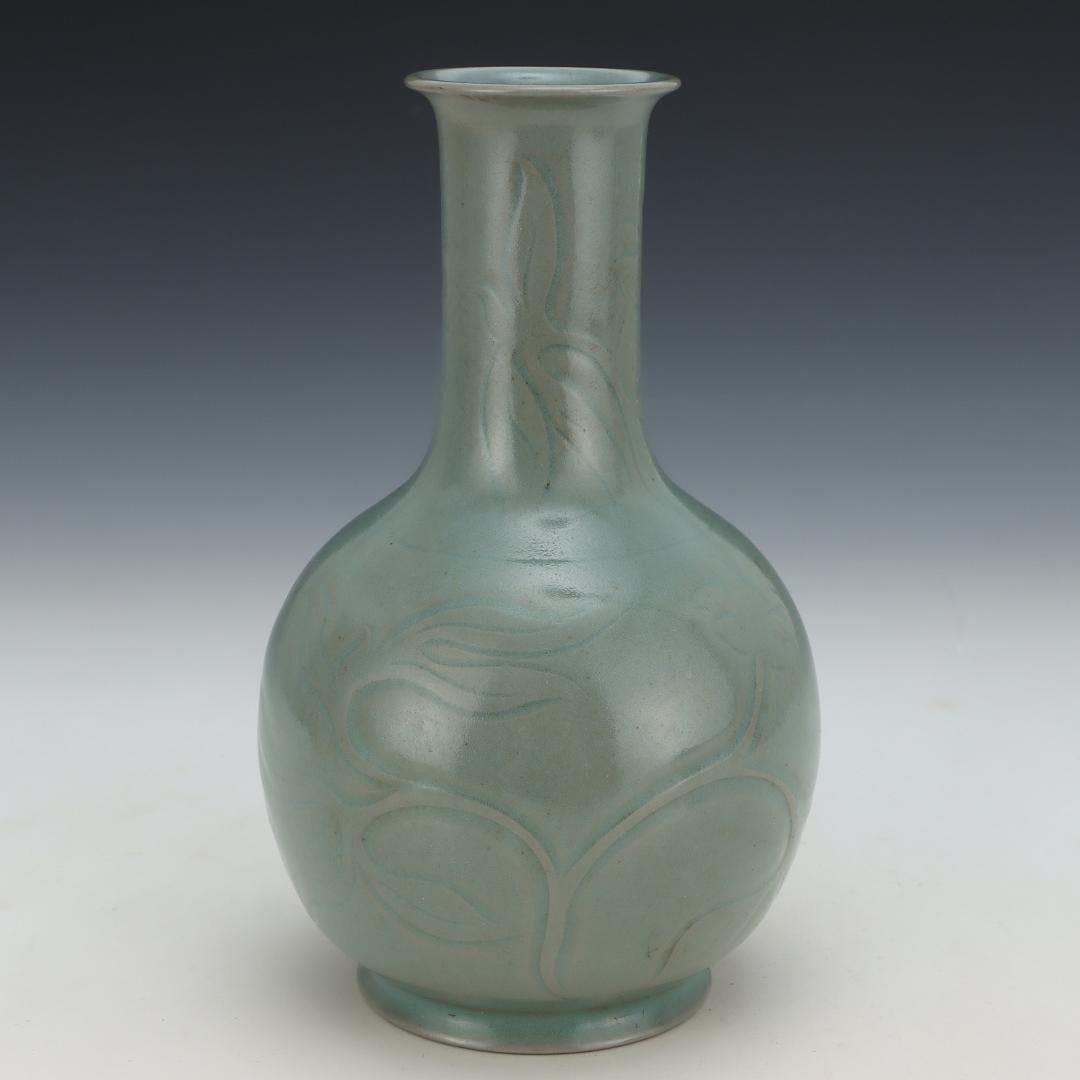 A sacrificial red glazed dragon pattern gall bottle made in the Kangxi Dynasty of the Qing Dynasty: Qing Dynasty Kangxi year sacrificial red glazed plate dragon pattern gall bottle Size: Belly Diameter: 12.6 cm; H: 27.5 cm (The Dimensions Of All Batches Are Manually Measured.If You Need More Detaile