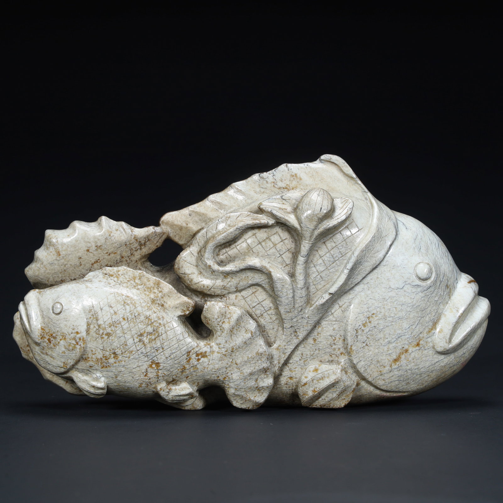 A jade double fish lotus ornament from the Qing Dynasty: Qing Dynasty jade Pisces lotus ornament Size:H:8cmxL:14.5cmxW:3.5cm W: 0.4756kg (The Dimensions Of All Batches Are Manually Measured.If You Need More Detailed Information, Please Contact Our Customer 