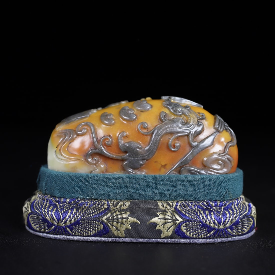 A beautiful Shoushan stone crow skin cleverly carved dragon pattern seal ornament: Exquisite Shoushan stone crow skin cleverly carved dragon pattern seal ornament Size:L:9.5cm W:3.3cm H:4.3cm W:0.235kg (The Dimensions Of All Batches Are Manually Measured.If You Need More Detailed In