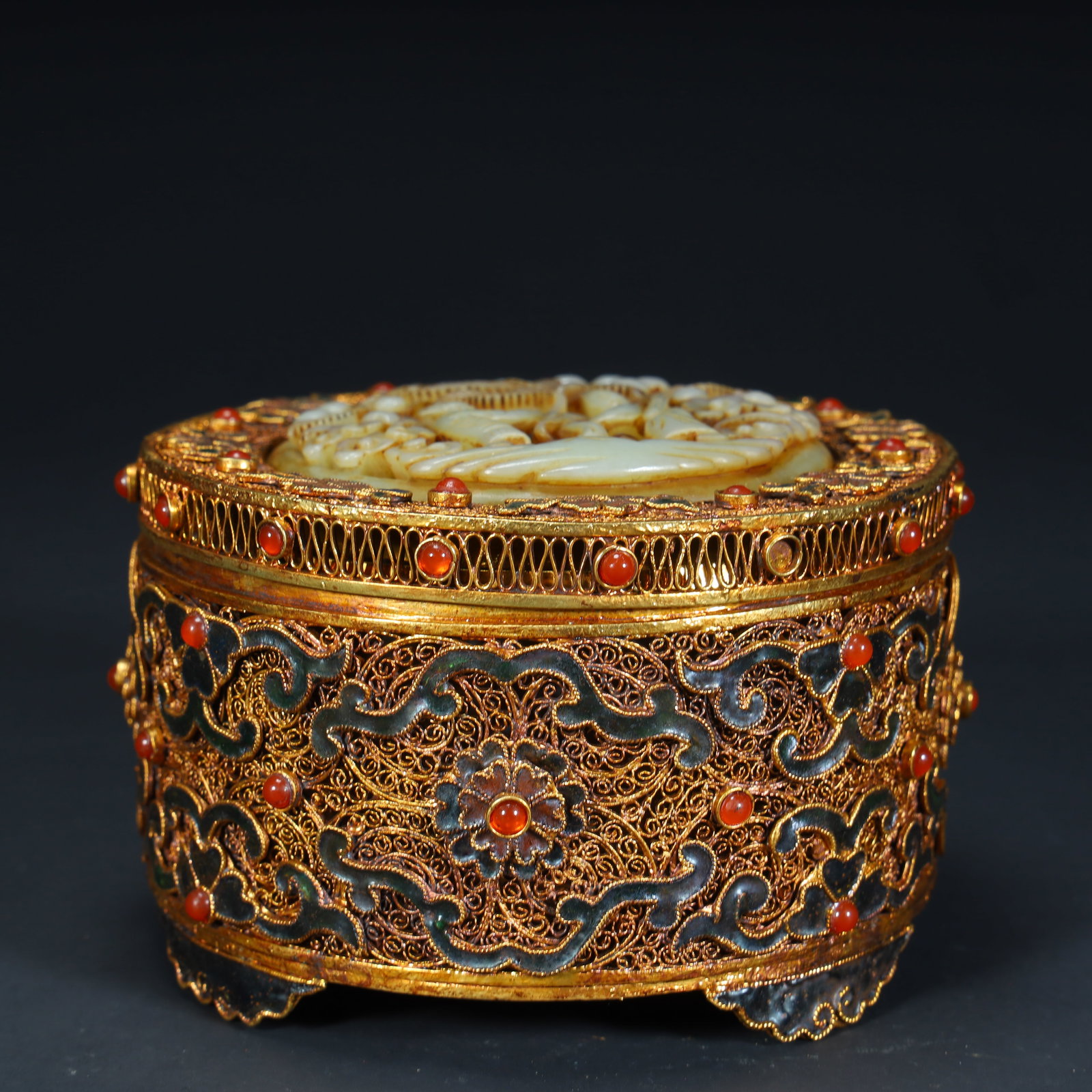 A Qing Dynasty Qianlong period silver-gilt brushed Hetian jade lid box: Qianlong period of the Qing Dynasty silver gilt brushed Hetian jade lid box Size:H:7.5cmxL:11.5cmxW:11.5cm W: 0.407kg (The Dimensions Of All Batches Are Manually Measured.If You Need More Detailed Inf