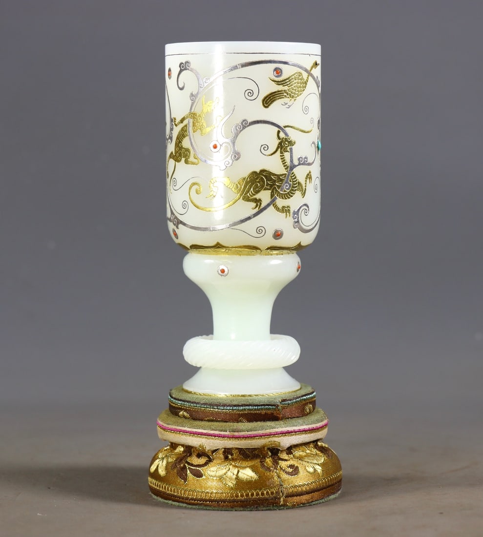 A beautiful Hetian white jade inlaid pure gold sterling silver inlaid gemstone cup: Exquisite Hetian white jade incorrect pure gold sterling silver inlaid gemstone cup Size:H:14cm D:6cm W:0.431kg (The Dimensions Of All Batches Are Manually Measured.If You Need More Detailed Informati