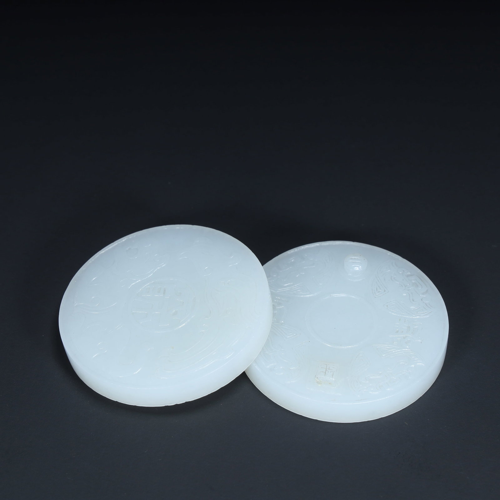 A jade plaque of the Qianlong period of the Qing Dynasty: Qianlong period of the Qing Dynasty Hetian jade jade plaque Size:H:1.5cmxL:5cmxW:5cm W: 0.09kg (The Dimensions Of All Batches Are Manually Measured.If You Need More Detailed Information, Please Contac