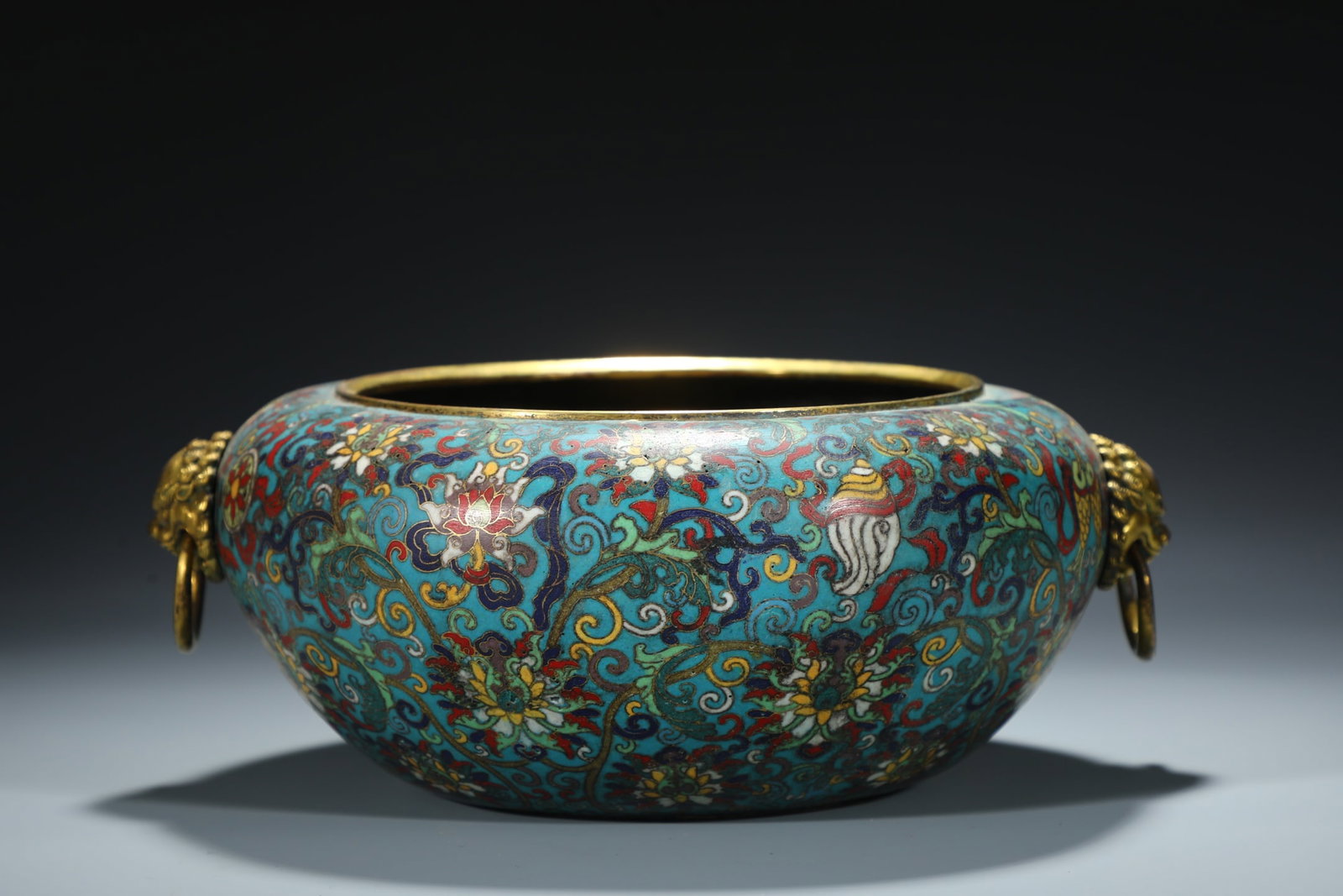 A copper-tired cloisonné cloisonné enamel bowl furnace from the Qing Dynasty: Qing Dynasty copper tire cloisonné cloisonné enamel bowl furnace Size:H:11.3cm Calibre:18.7cm Belly diameter:25.6cm Ear distance:29.6cm W:1.6kg (The Dimensions Of All Batches Are Manually Measured.I