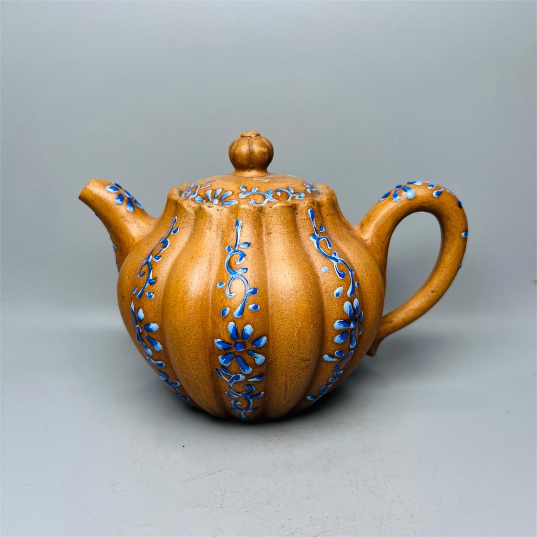 A beautiful Yixing purple sand enamel colored rib pattern: Exquisite Yixing purple sand enamel colored ribs Size:H:10cm W:13cm (The Dimensions Of All Batches Are Manually Measured.If You Need More Detailed Information, Please Contact Our Customer Service Befo