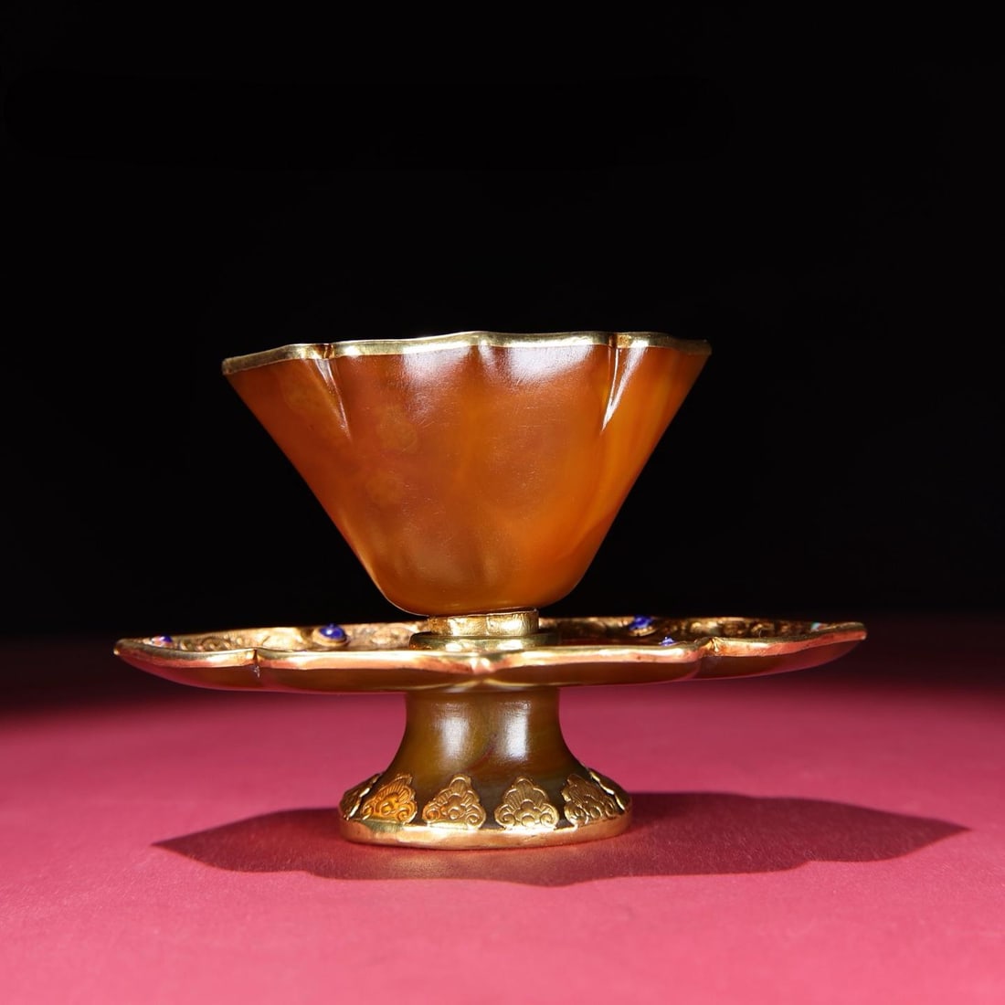 A beautiful natural agate gold-inlaid flower cup: Exquisite natural agate inlaid gold flower cup Size:Bottom support:160x95x44mm Glass:107x62x66mm W:354g (The Dimensions Of All Batches Are Manually Measured.If You Need More Detailed Information, Plea