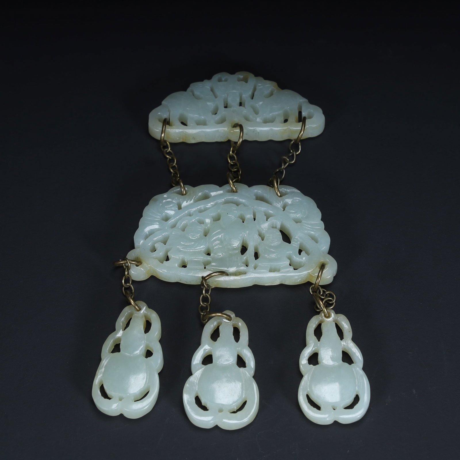 A Qing Dynasty Hetian jade gold chain group ornament: The Hetian jade gold chain group of the Qing Dynasty Size:L:13.5cmxW:8cm W: 0.0653kg (The Dimensions Of All Batches Are Manually Measured.If You Need More Detailed Information, Please Contact Our Cust
