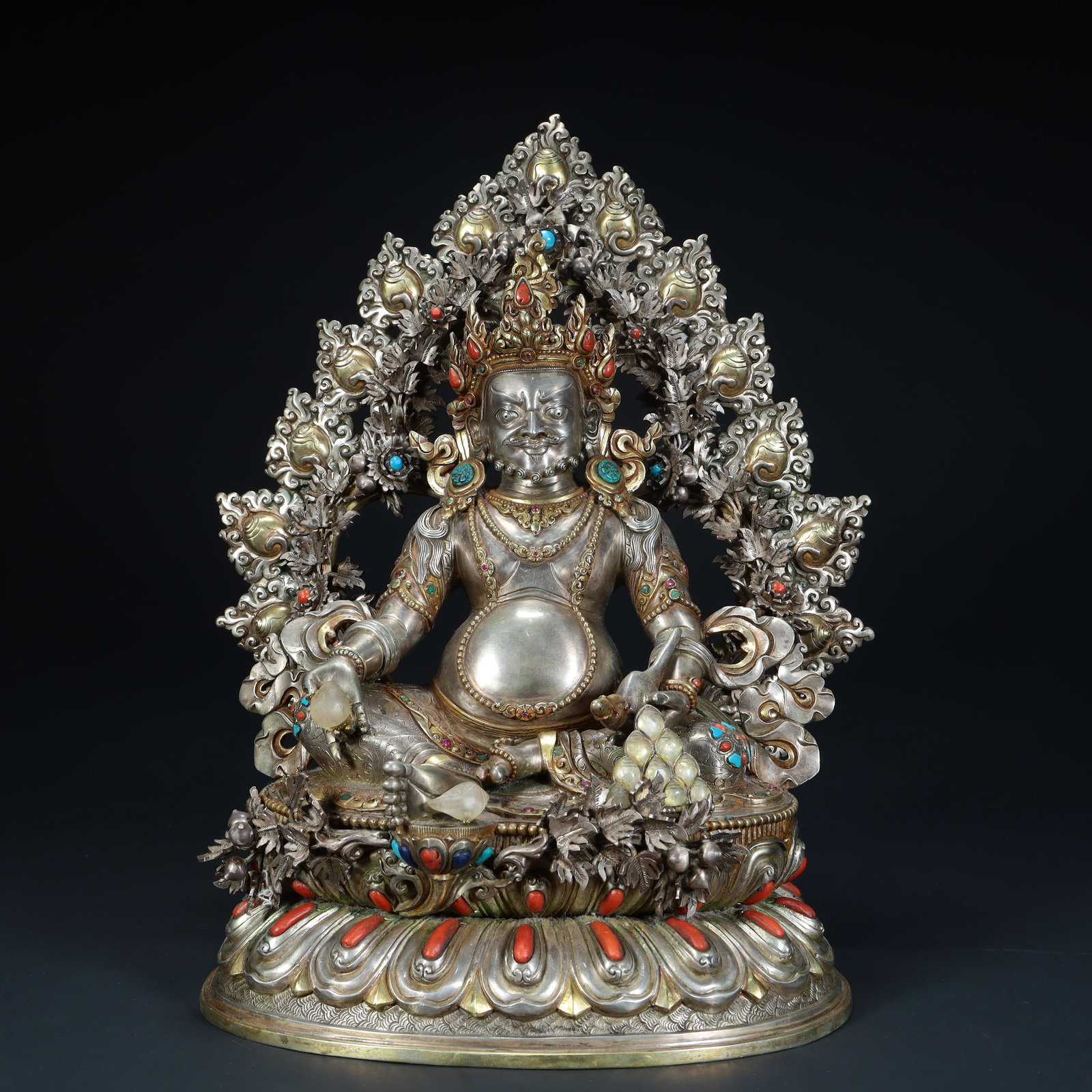 A statue of the Qing Dynasty's silver-inlaid treasure yellow god of wealth: The silver inlaid treasure of the Qing Dynasty statue of the God of Wealth Size:H:30cmxL:24cmxW:15cm W: 4.1kg (The Dimensions Of All Batches Are Manually Measured.If You Need More Detailed Information