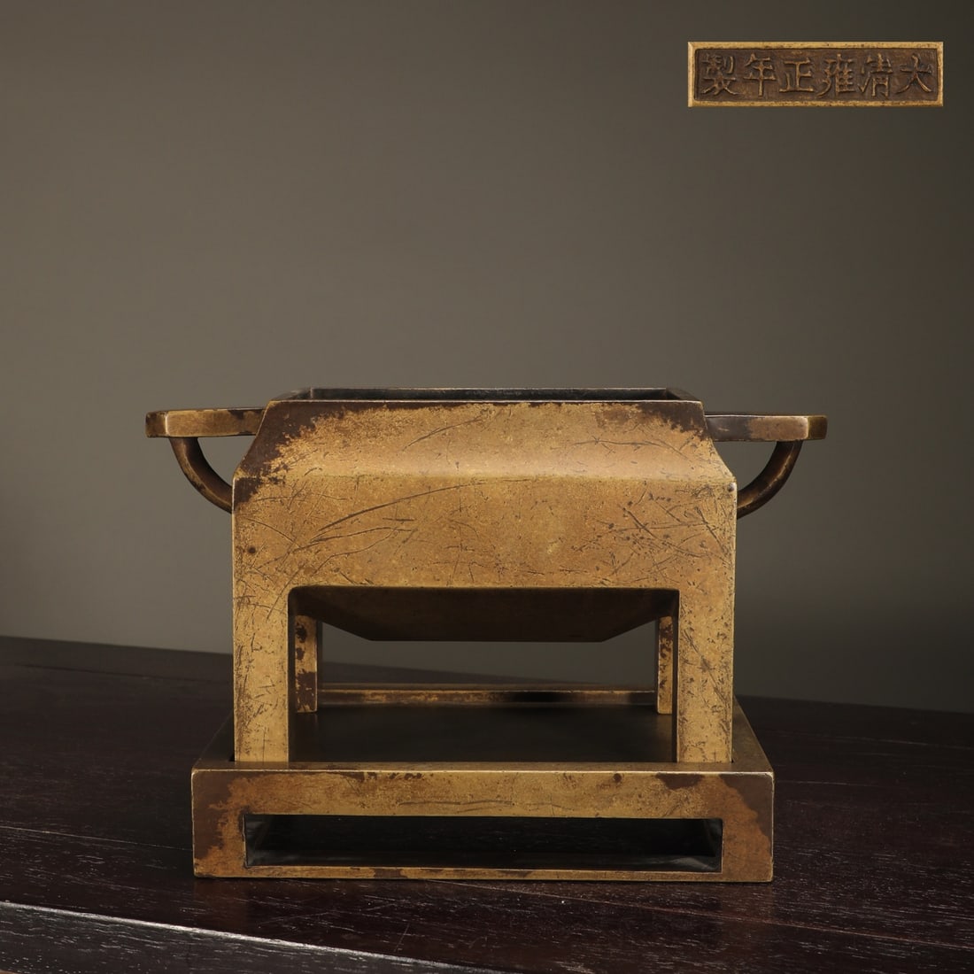 A copper tire table of the Qing Dynasty: The copper tire platform of the Qing Dynasty has several furnaces Size:H:13.5cm Calibre:7.3x12.5cm Belly diameter:14.8x9.7cm Ear distance:20.9cm W:2.9kg (The Dimensions Of All Batches Are Manually Mea