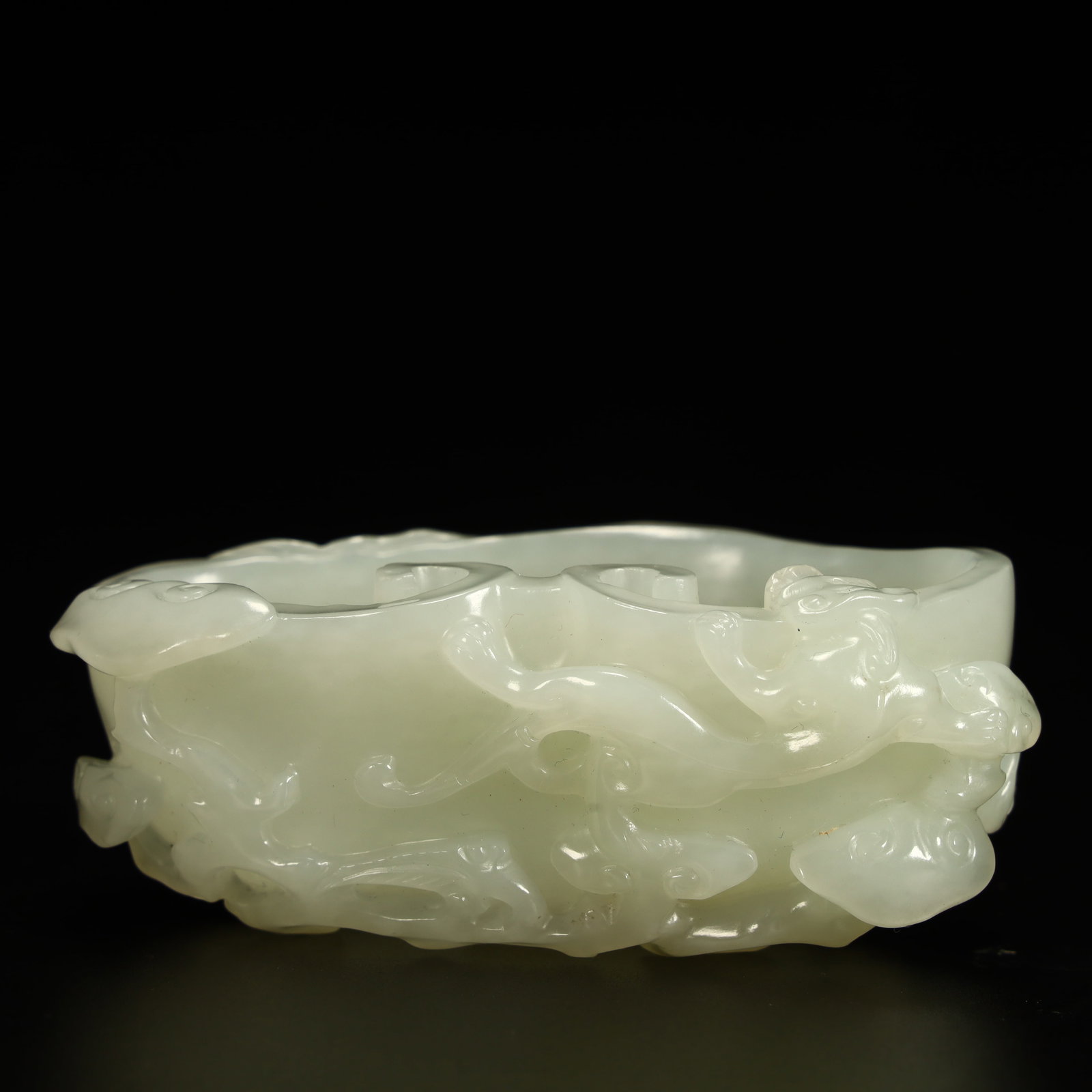 A brush wash of Hetian jade lotus in the Qing Dynasty: The Hetian Yulian brush wash of the Qing Dynasty Size:H:3.5cmxL:6.5cmxW:4.5cm W: 0.1305kg (The Dimensions Of All Batches Are Manually Measured.If You Need More Detailed Information, Please Contact Our