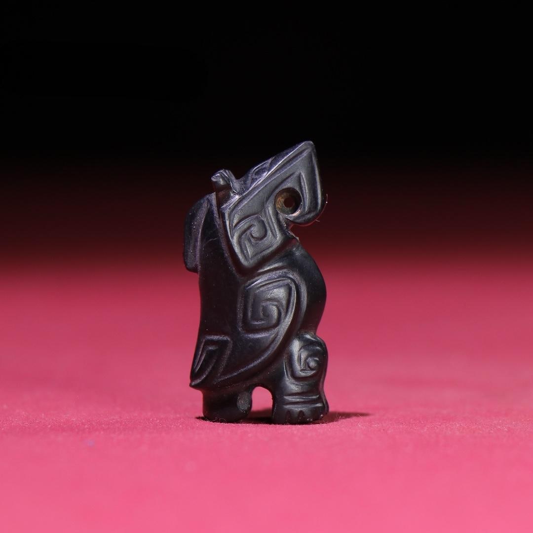 A fine coal spirit owl pendant: Exquisite coal spirit owl pendant Size:34x17x14mm W:10g (The Dimensions Of All Batches Are Manually Measured.If You Need More Detailed Information, Please Contact Our Customer Service Before Bidding.)