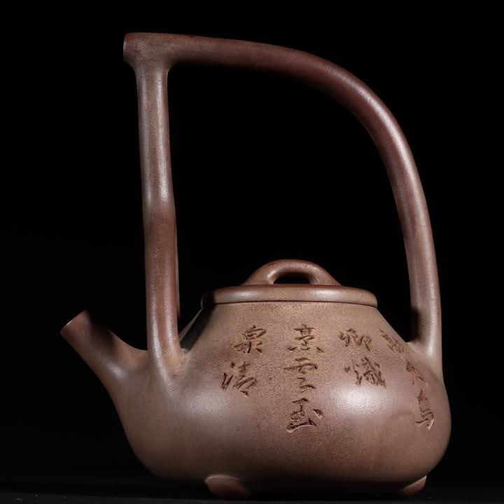 A three-legged horizontal purple clay pot of the Ming Dynasty recognizes Zhou Jishan: The three-legged horizontal purple clay pot of the Ming Dynasty recognizes Zhou Jishan Size: Mouth Diameter: 8.3 cm; Belly Diameter: 20 cm; H: 11 cm (The Dimensions Of All Batches Are Manually Measure