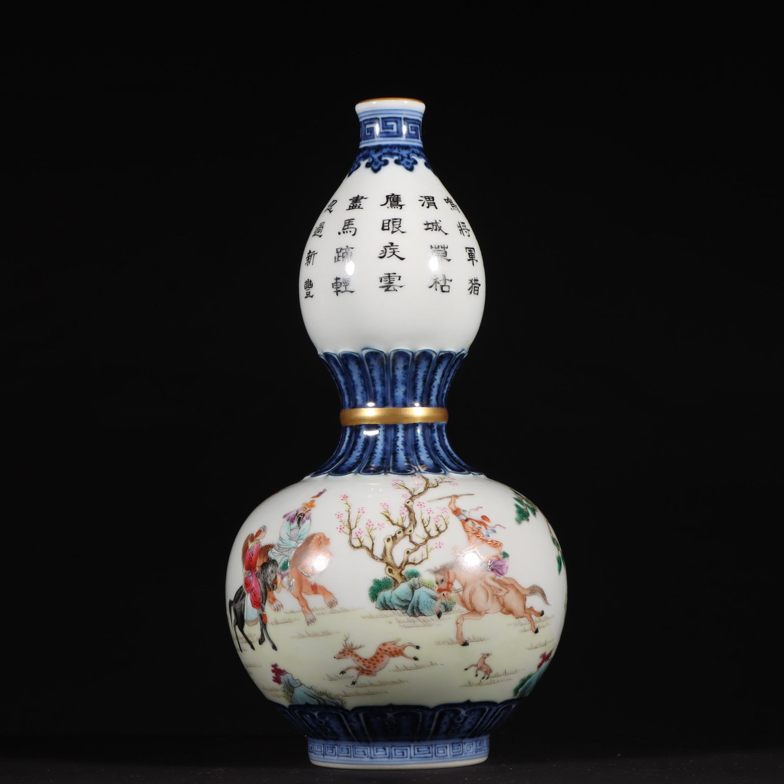 A Qing Dynasty Yongzheng year alum red dragon wearing a floral pattern gall bottle: The alum red dragon made in the Yongzheng era of the Qing Dynasty wears a floral pattern gall bottle Size: W: 12.5 cm; H: 28 cm (The Dimensions Of All Batches Are Manually Measured.If You Need More De