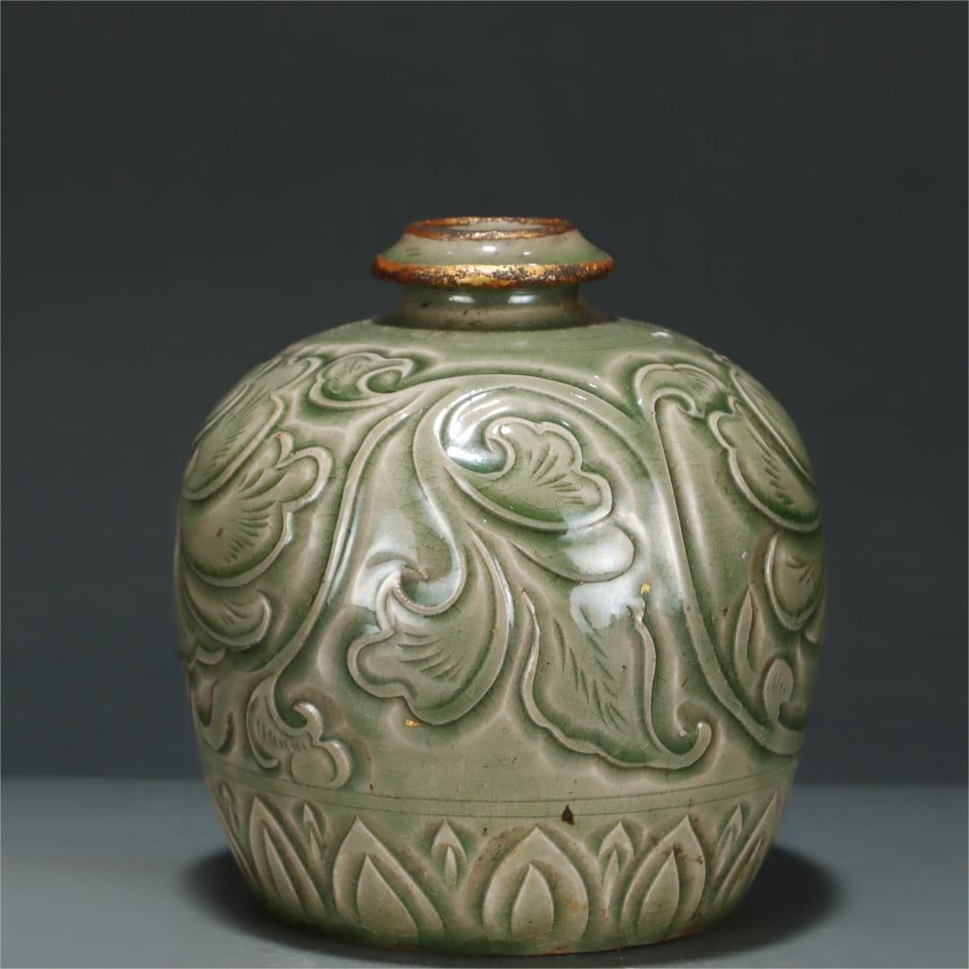 A carved gold vase from the Yue kiln in the Song Dynasty: The carved gold vase of the Yue kiln in the Song Dynasty Size:H:16cm Belly diameter:15cm (The Dimensions Of All Batches Are Manually Measured.If You Need More Detailed Information, Please Contact Our 