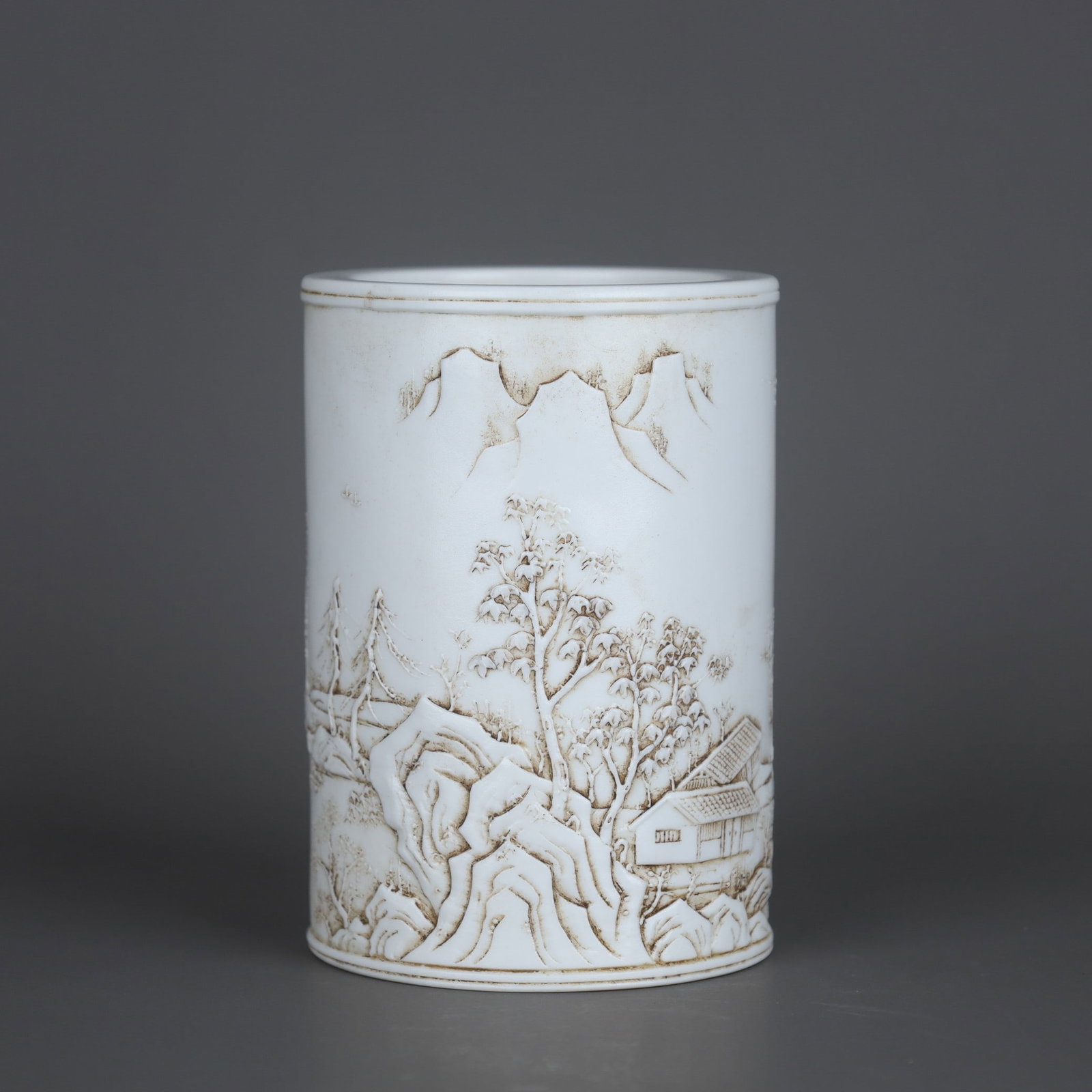 A blue and white glaze red squirrel grape and melon ridge made in the Qianlong period of the Qing: Qing Dynasty Qianlong year blue and white glazed red squirrel grape melon edge Size: Belly Diameter: 11.5 cm; H: 15 cm (The Dimensions Of All Batches Are Manually Measured.If You Need More Detailed In