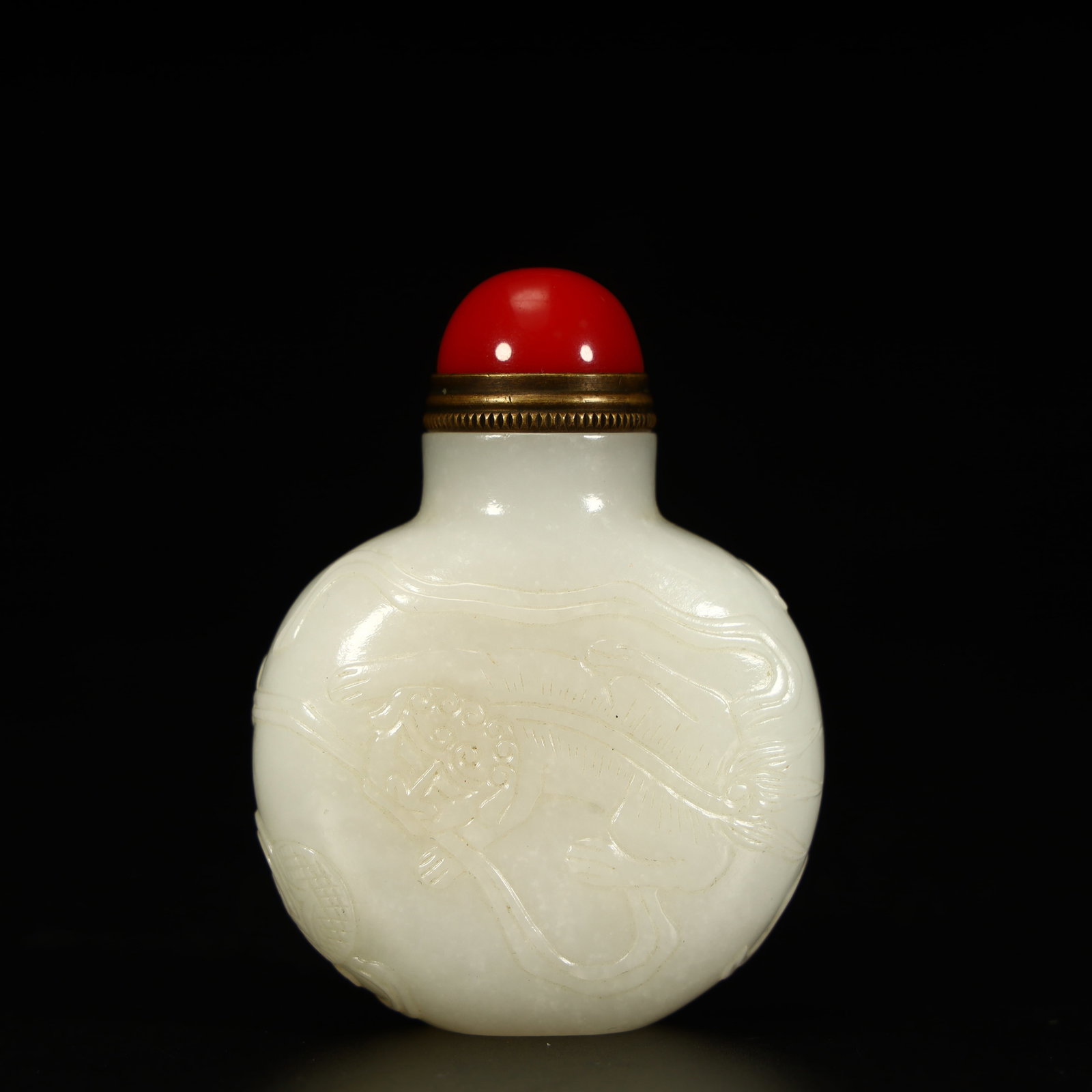A Qing Dynasty Hetian white jade beast pattern snuff bottle: Qing Dynasty Hetian white jade auspicious beast pattern snuff bottle Size:H:6.5cmxL:5cmxW:2cm W: 0.0785kg (The Dimensions Of All Batches Are Manually Measured.If You Need More Detailed Information, Pl