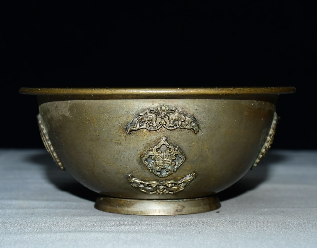 A beautiful silver bowl ornament: Exquisite silver bowl ornaments Size:14x14x6cm W:0.1649kg (The Dimensions Of All Batches Are Manually Measured.If You Need More Detailed Information, Please Contact Our Customer Service Before Bidding