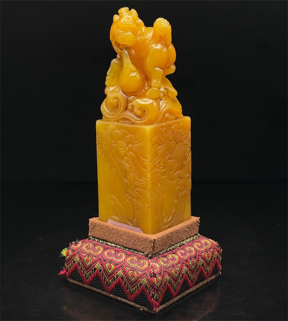 A beautiful Shoushan Shitian Huangshi ancient beast seal: Exquisite Shoushan Shitian Huangshi Ancient Beast Seal Size:3x3.1x10cm W:0.179kg (The Dimensions Of All Batches Are Manually Measured.If You Need More Detailed Information, Please Contact Our Customer