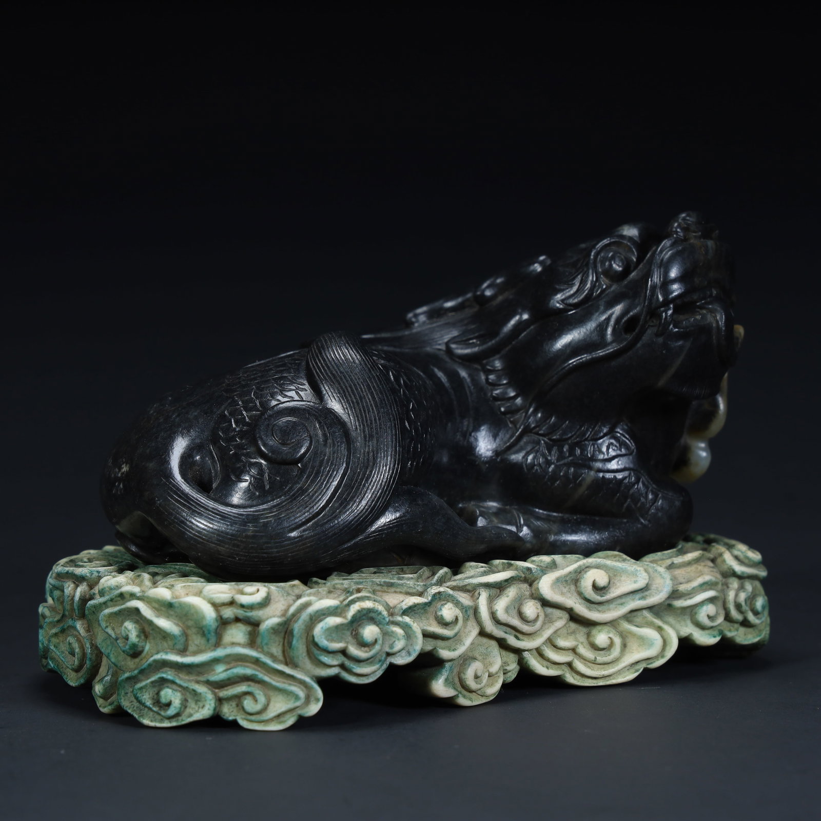 A Qing Dynasty ink jade beast ornament: Qing Dynasty ink jade beast ornament Size:H:7cmxL:10.5cmxW:7cm W: 0.6kg (The Dimensions Of All Batches Are Manually Measured.If You Need More Detailed Information, Please Contact Our Customer Service 
