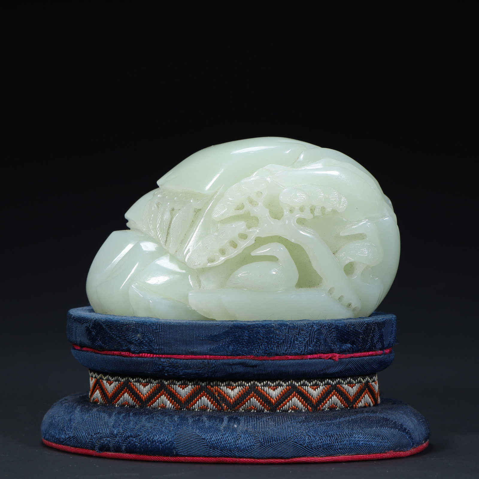 A beautiful white jade carved peony flower pattern mountain ornament: Exquisite white jade carved peony flower pattern mountain ornament Size:H:5.5cmxL:8.5cmxW:5cm W: 0.277kg (The Dimensions Of All Batches Are Manually Measured.If You Need More Detailed Information, Ple
