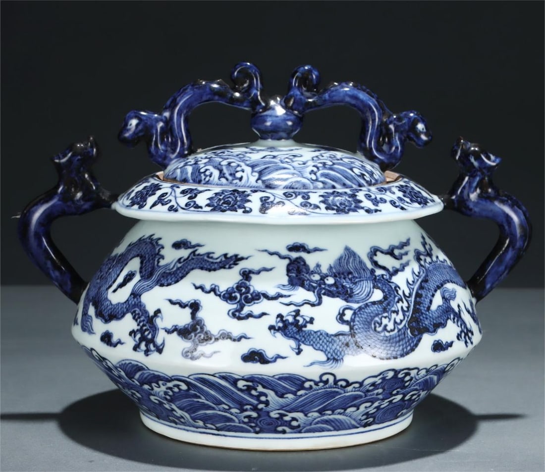 A blue and white entwined lotus seawater cloud dragon pattern amphora jar from the Ming Dynasty (1 of 9)