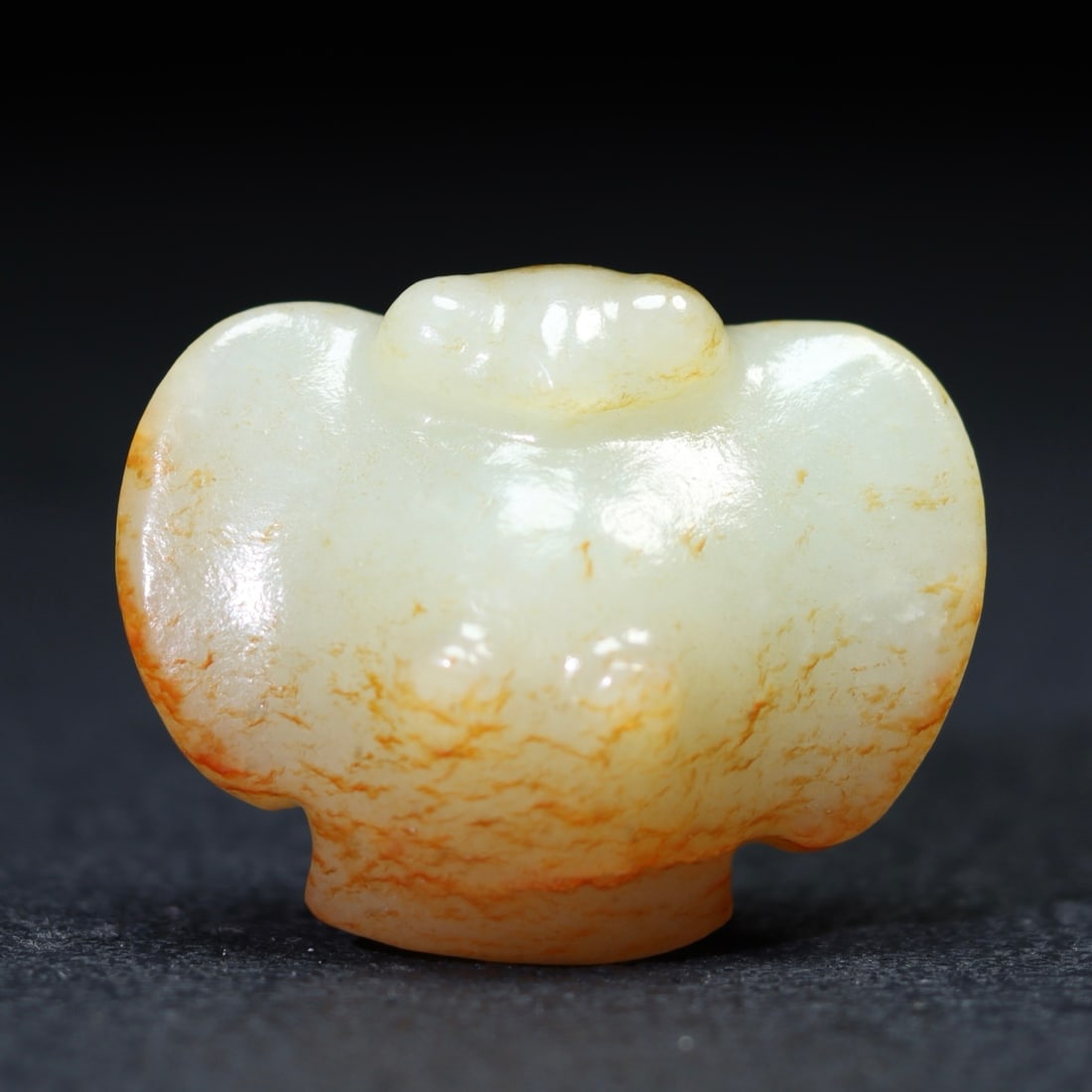 A beautiful Hetian jade owl: Exquisite Hetian jade owl Size:3.5x4.4x1.9cm W:0.039kg (The Dimensions Of All Batches Are Manually Measured.If You Need More Detailed Information, Please Contact Our Customer Service Before Bidding.)