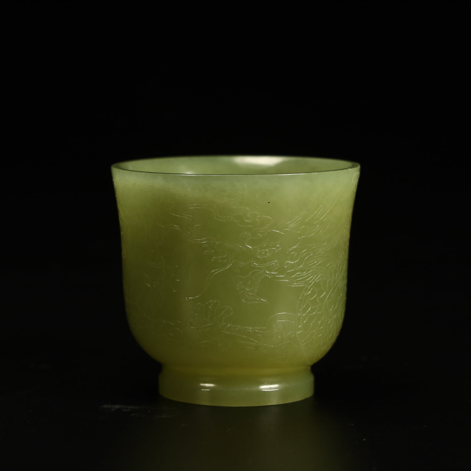 A Hetian topaz pattern cup from the Qing Dynasty: Qing Dynasty Hetian topaz pattern cup Size:H:4.7cmxL:5cmxW:5cm W: 0.092kg (The Dimensions Of All Batches Are Manually Measured.If You Need More Detailed Information, Please Contact Our Customer Servic