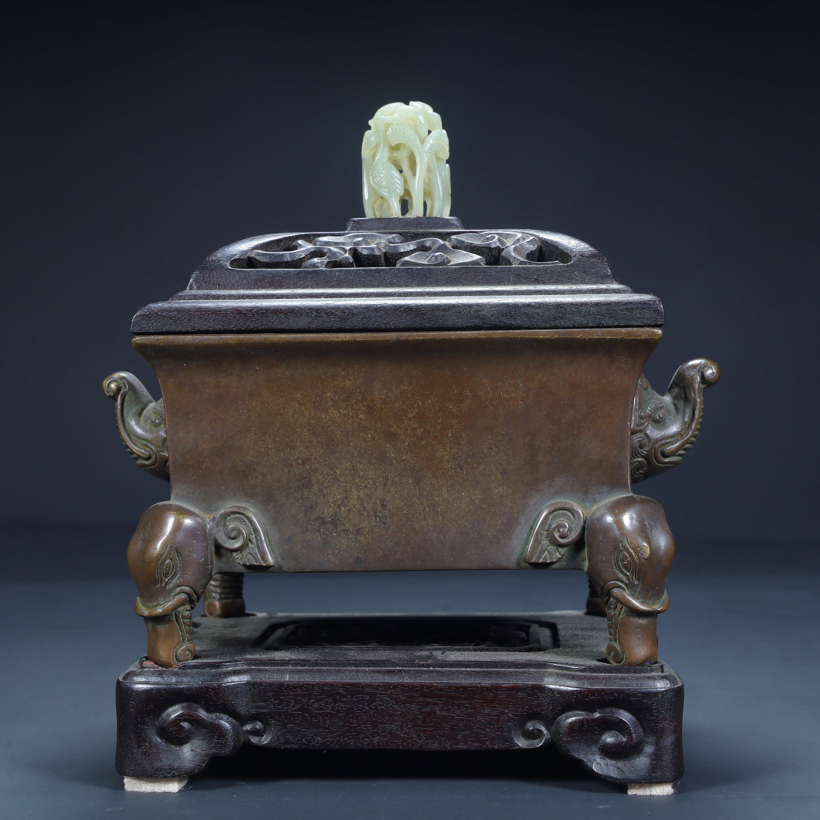 A bronze tooth elephant ear and elephant foot aromatherapy from the Qing Dynasty (1 of 11)