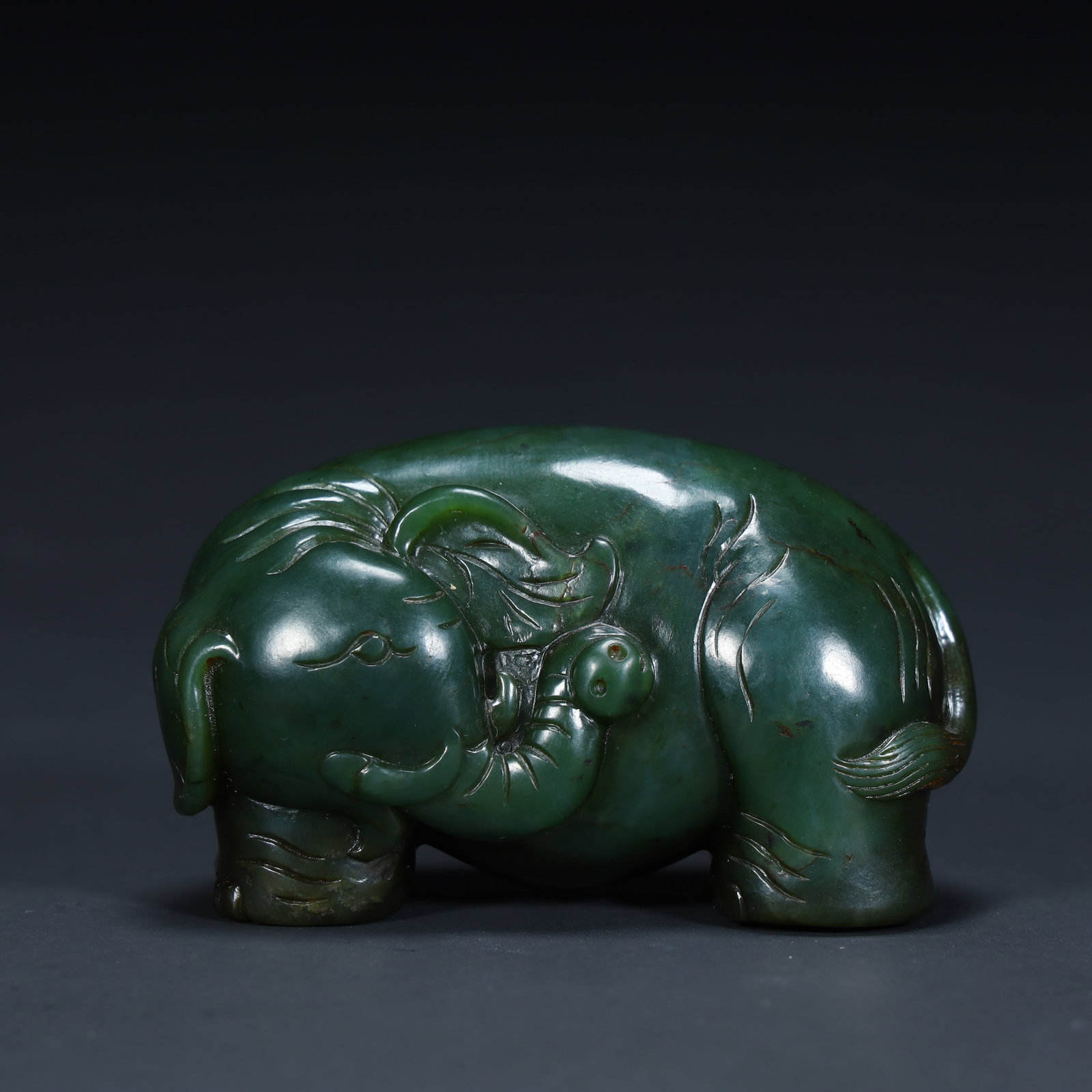 A Qing Dynasty Hetian jasper Taiping elephant ornament: The Hetian jasper of the Qing Dynasty has an elephant ornament Size:H:4.5cmxL:7cmxW:3.5cm W: 0.2085kg (The Dimensions Of All Batches Are Manually Measured.If You Need More Detailed Information, Please
