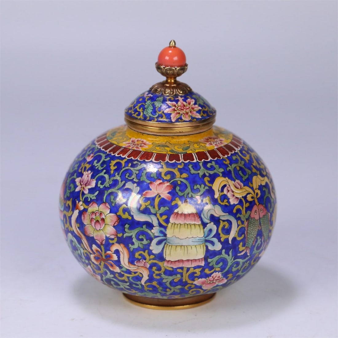 A bronze tire painting enamel eight treasure pattern lid jar made in the Qianlong period of the Qing: Qing Dynasty Qianlong year copper tire painting enamel eight treasure pattern lid jar Size:9.7x7.9cm W:0.2874kg (The Dimensions Of All Batches Are Manually Measured.If You Need More Detailed Informati