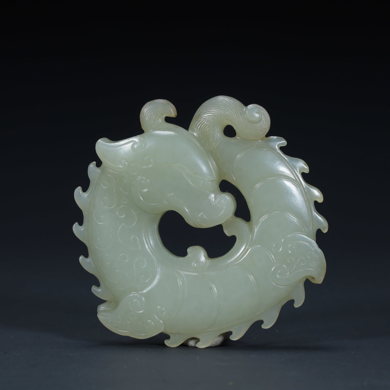 A Hetian jade dragon pendant from the Qing Dynasty: The Hetian jade dragon pendant of the Qing Dynasty Size:L:7cmxW:7cm W: 0.059kg (The Dimensions Of All Batches Are Manually Measured.If You Need More Detailed Information, Please Contact Our Customer S