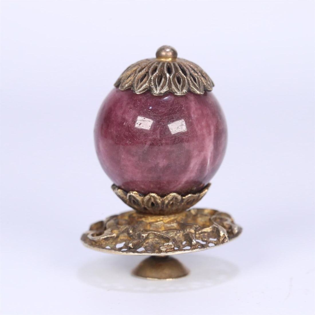 A fine ruby hat top: Exquisite ruby cap top Size:5x2.9cm W:0.0591kg (The Dimensions Of All Batches Are Manually Measured.If You Need More Detailed Information, Please Contact Our Customer Service Before Bidding.)