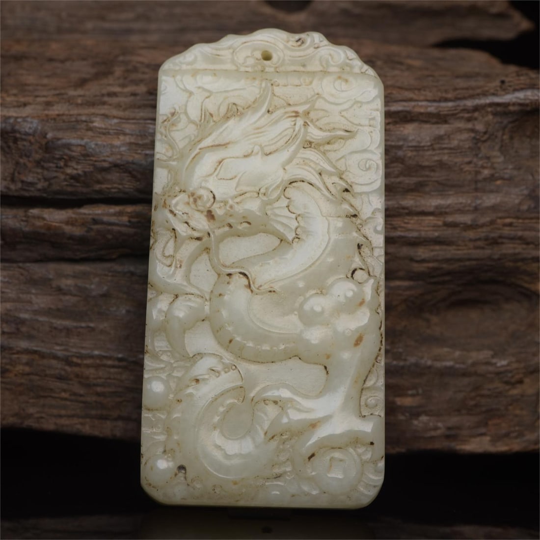 A beautiful Hetian jade dragon brand: Exquisite Hetian jade dragon brand Size:6.8x3.3x1.0cm W:0.063kg (The Dimensions Of All Batches Are Manually Measured.If You Need More Detailed Information, Please Contact Our Customer Service Before
