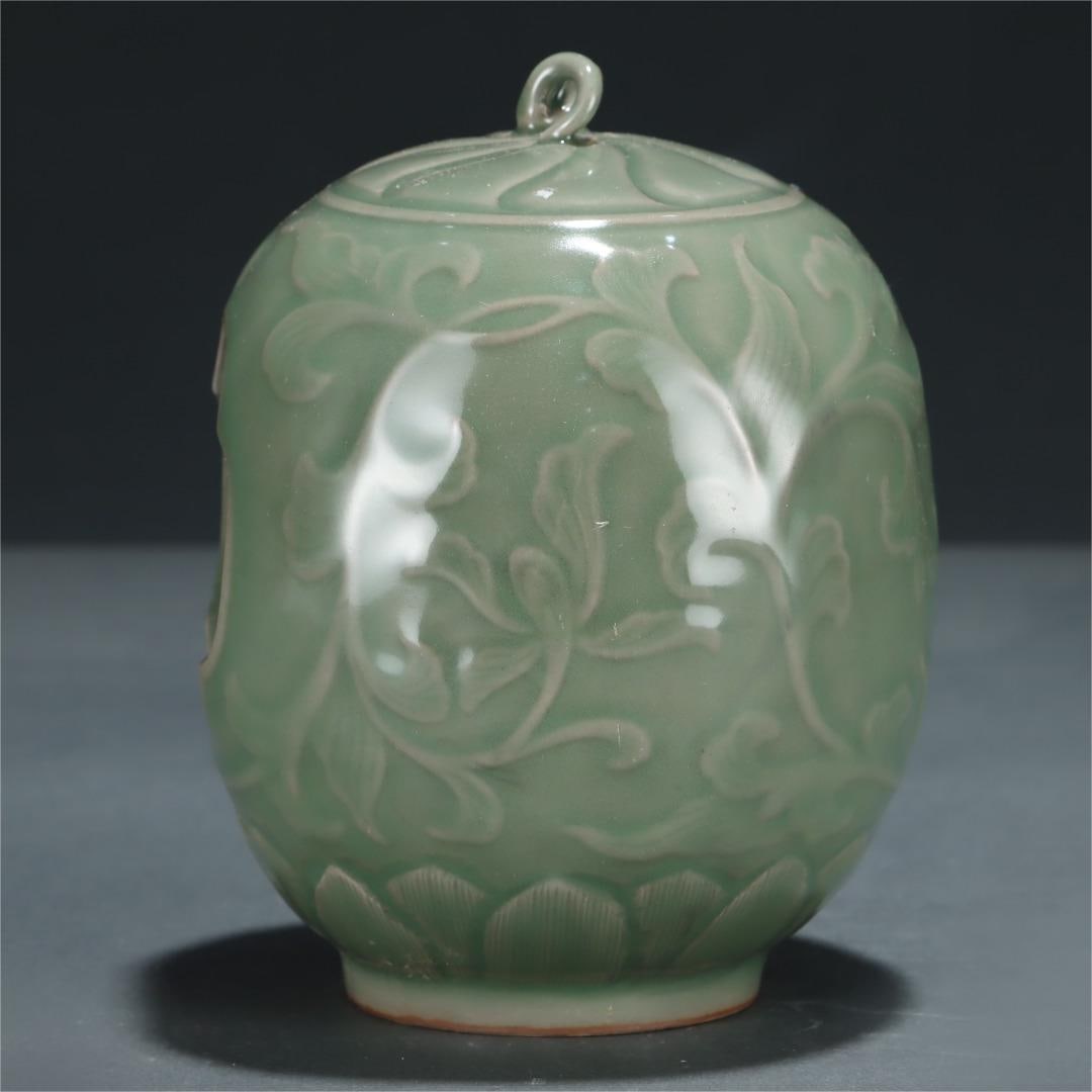 A flower-painted Buddha niche of the Song Dynasty Longquan kiln: The flower pattern Buddha niche of the Song Dynasty Longquan kiln Size:H:15.5cm Belly diameter:12cm (The Dimensions Of All Batches Are Manually Measured.If You Need More Detailed Information, Please