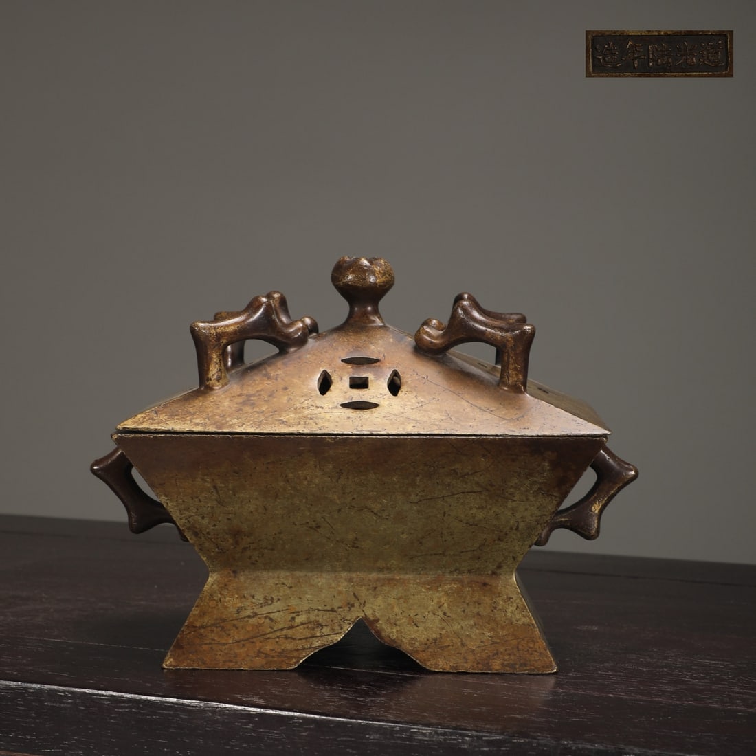A copper-tired square smoker from the Ming Dynasty: The copper tire square smoker of the Ming Dynasty Size:H:12.5cm Calibre:9.8x14.7cm Ear distance:17.5cm W:2.2kg (The Dimensions Of All Batches Are Manually Measured.If You Need More Detailed