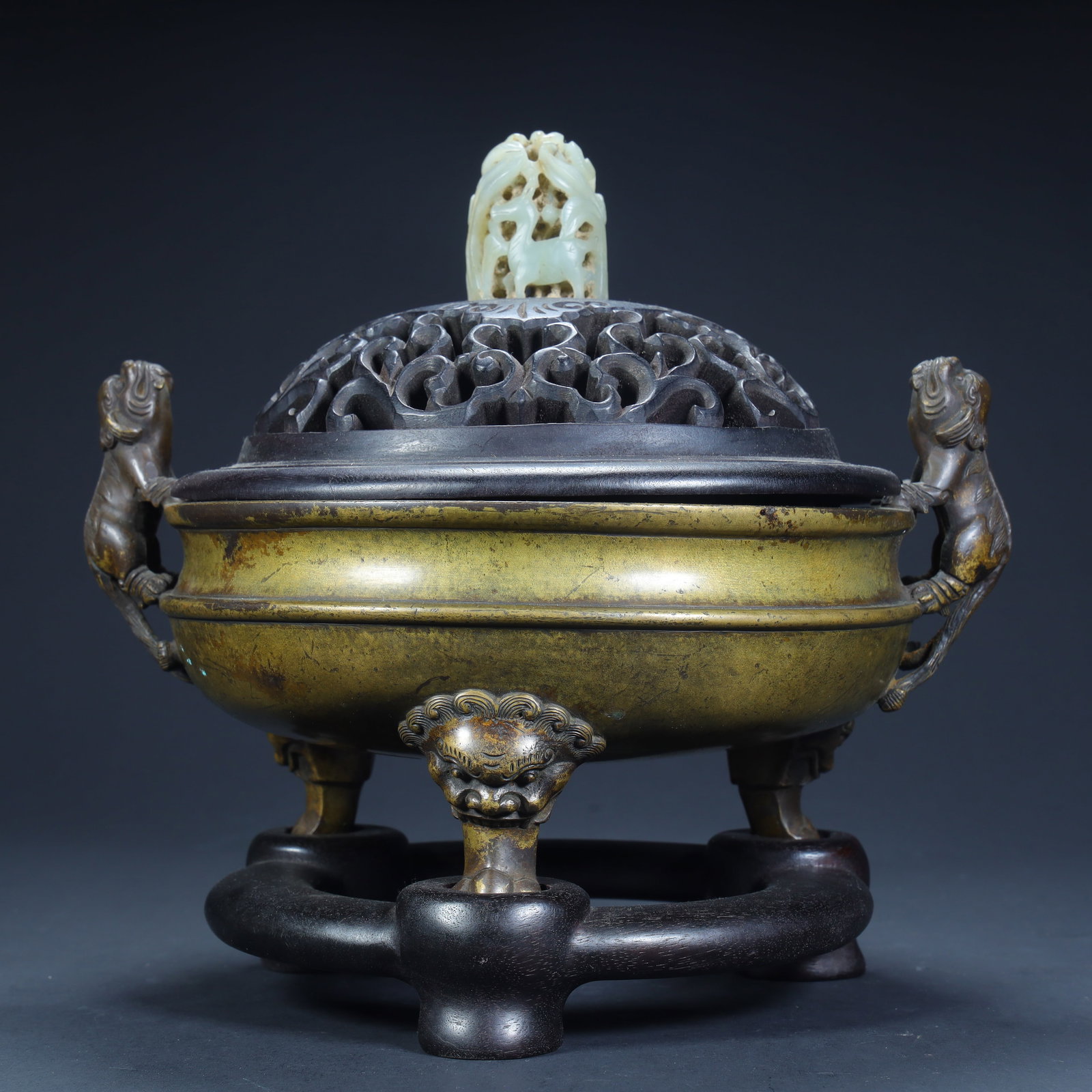 A three-legged aroma burner with copper sprinkled gold and beast ears in the Qing Dynasty: Qing Dynasty's copper sprinkled golden beast ear three-legged aroma burner Size:H:23cmxL:23.5cmxW:19cm W: 3.7kg (The Dimensions Of All Batches Are Manually Measured.If You Need More Detailed