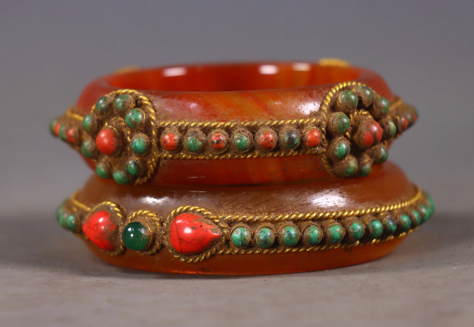 A pair of exquisite onyx-filled gold-inlaid bracelets: Exquisite onyx gold-encrusted bracelet Size:H:2.5cm D:8.5cm H:2.5cm D:9cm lnside diameter:57x62cm W:0.178kg (The Dimensions Of All Batches Are Manually Measured.If You Need More Detailed Information, 