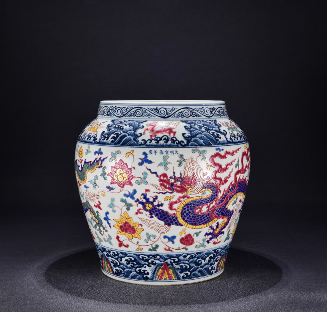 A blue and white colorful dragon pattern scroll jar made in the Xuande period of the Ming Dynasty (1 of 9)