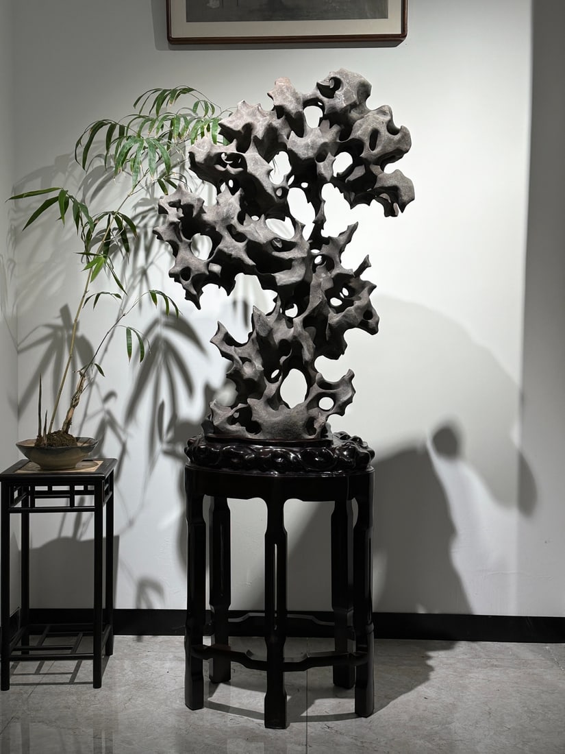 A piece of exquisite hall Taihu stone: Exquisite hall Taihu stone Size:H:180cm W:70cm T:36cm (The Dimensions Of All Batches Are Manually Measured.If You Need More Detailed Information, Please Contact Our Customer Service Before Bidding.)