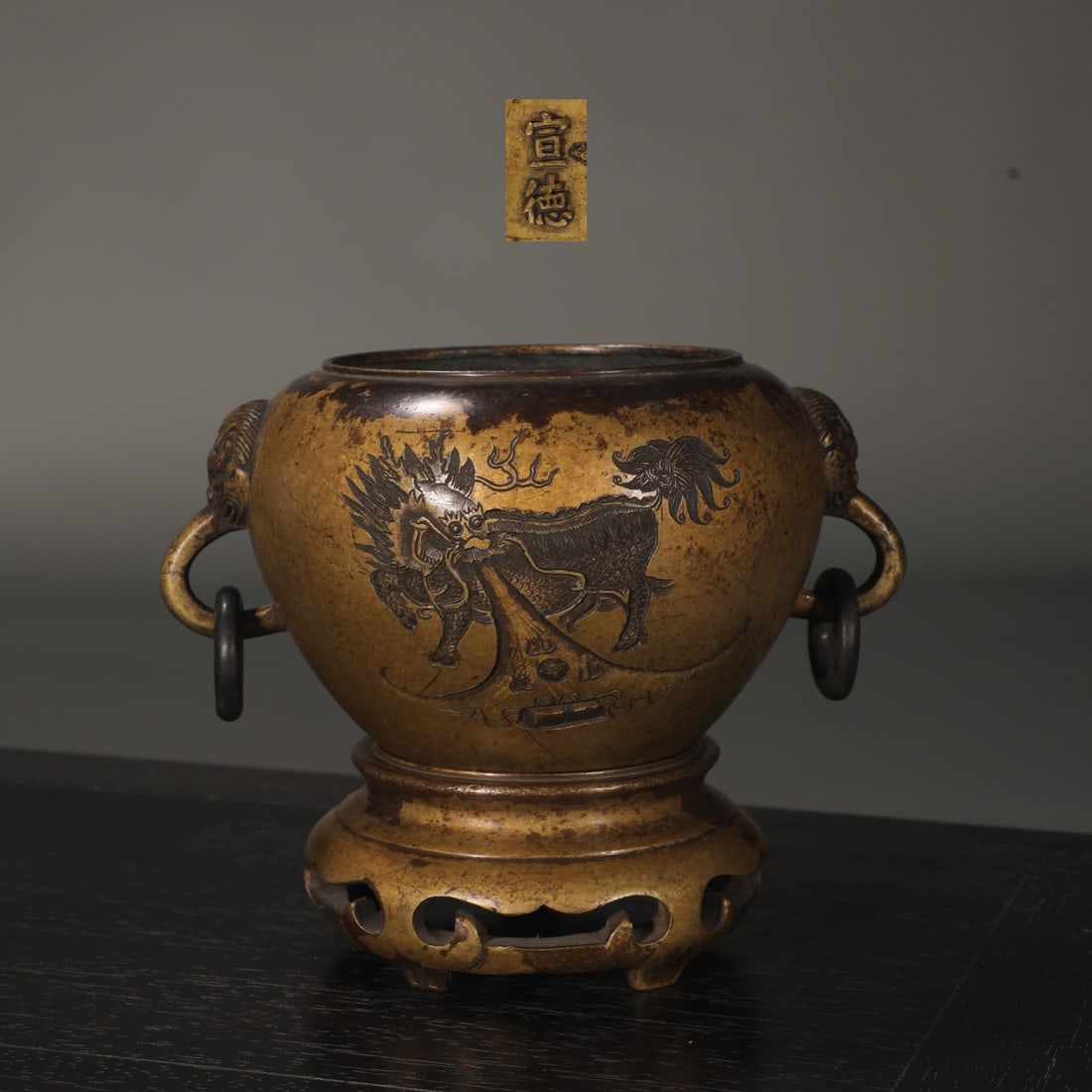 A copper-tired unicorn of the Ming Dynasty is the first ring bowl furnace with a seat: The copper-tired Qilin Xianrui shop of the Ming Dynasty was the first to be called a ring bowl furnace Size:H:12cm Calibre:7.8cm Belly diameter:11cm Ear distance:14.5cm W:1.25kg (The Dimensions Of All