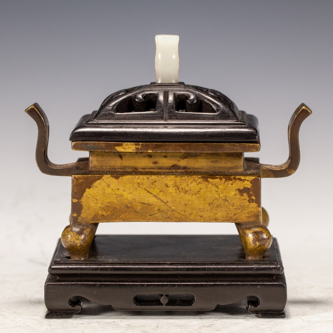 A fine copper gilt square furnace: Exquisite copper gilt square furnace Size:L:10.5cm W:7cm H:9cm W:0.48kg (The Dimensions Of All Batches Are Manually Measured.If You Need More Detailed Information, Please Contact Our Customer Service 