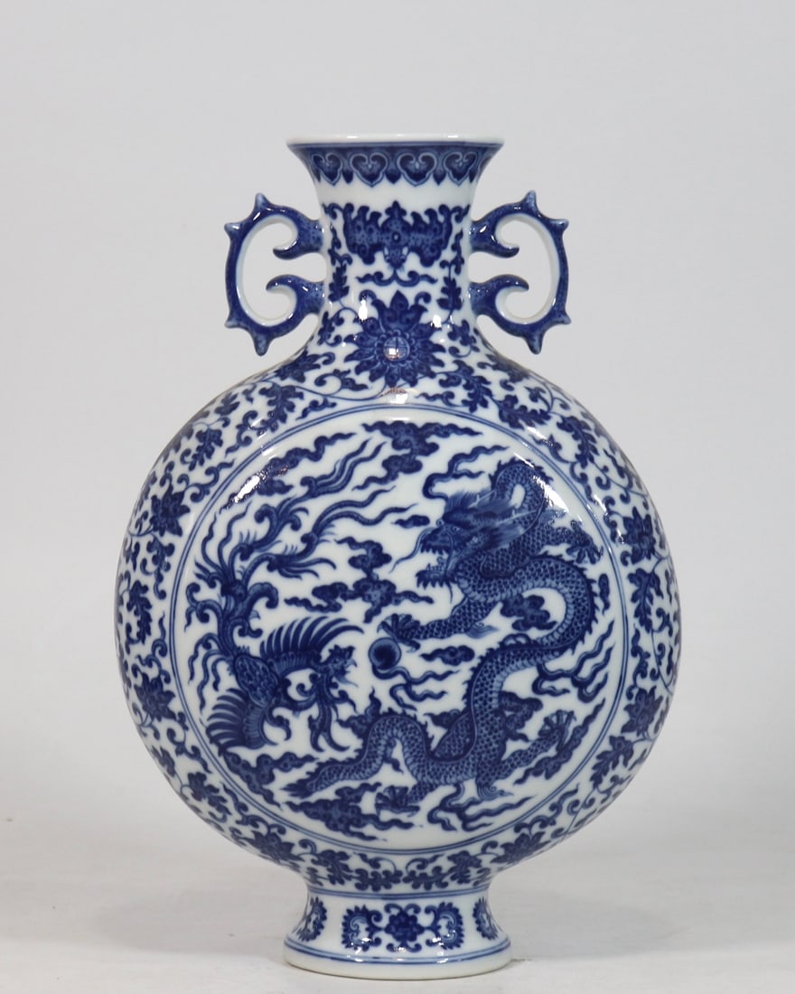 A blue and white entwined lotus pattern bead cover box of the same year made in the Guangxu era of: The same year of the Qing Dynasty Guangxu year blue and white entangled lotus pattern bead cover box Size: Belly Diameter: 22.5 cm; H: 12 cm (The Dimensions Of All Batches Are Manually Measured.If You