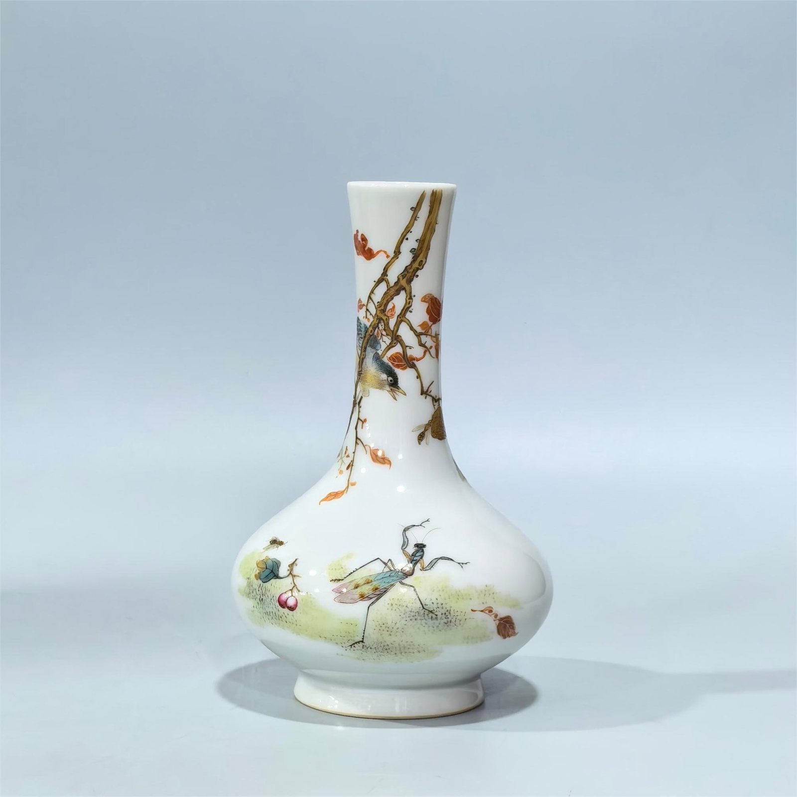 A pastel flower, bird and insect pattern gall bottle from the Qing Dynasty: Qing Dynasty pastel flower, bird and insect pattern gall bottle Size:H:14.5cm Belly diameter:8.6cm (The Dimensions Of All Batches Are Manually Measured.If You Need More Detailed Information, Please