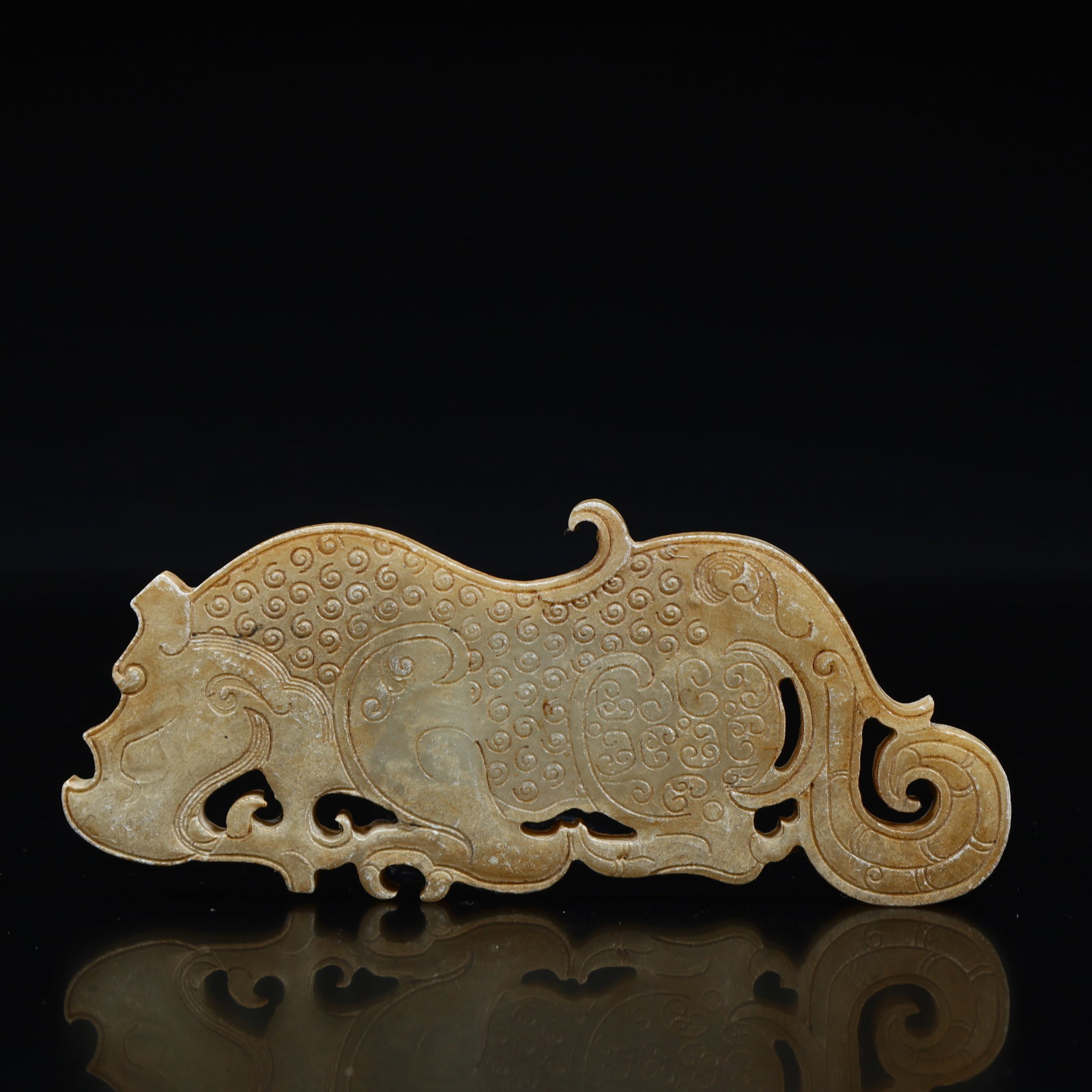 A beautiful ancient jade valley pattern jade tiger-shaped pendant (1 of 10)