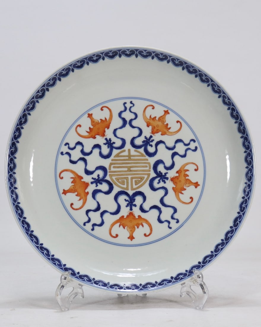 A plum vase with a lid with the same blue and white dragon and phoenix pattern in the collection of: The Yuan Dynasty collection has the same blue and white dragon and phoenix pattern plum vase with lid Size: H: 46 cm (The Dimensions Of All Batches Are Manually Measured.If You Need More Detailed Info