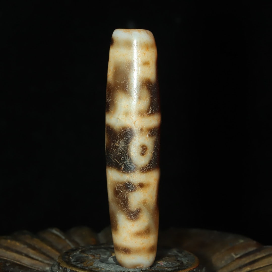 A beautiful three-eyed dzi: Exquisite three-eyed Dzi Size:51x12mm W:0.012kg (The Dimensions Of All Batches Are Manually Measured.If You Need More Detailed Information, Please Contact Our Customer Service Before Bidding.)